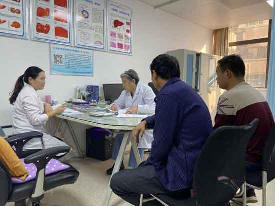 北京肝病医生在河南省医药院附属医院会诊,肝病患者抢争名额